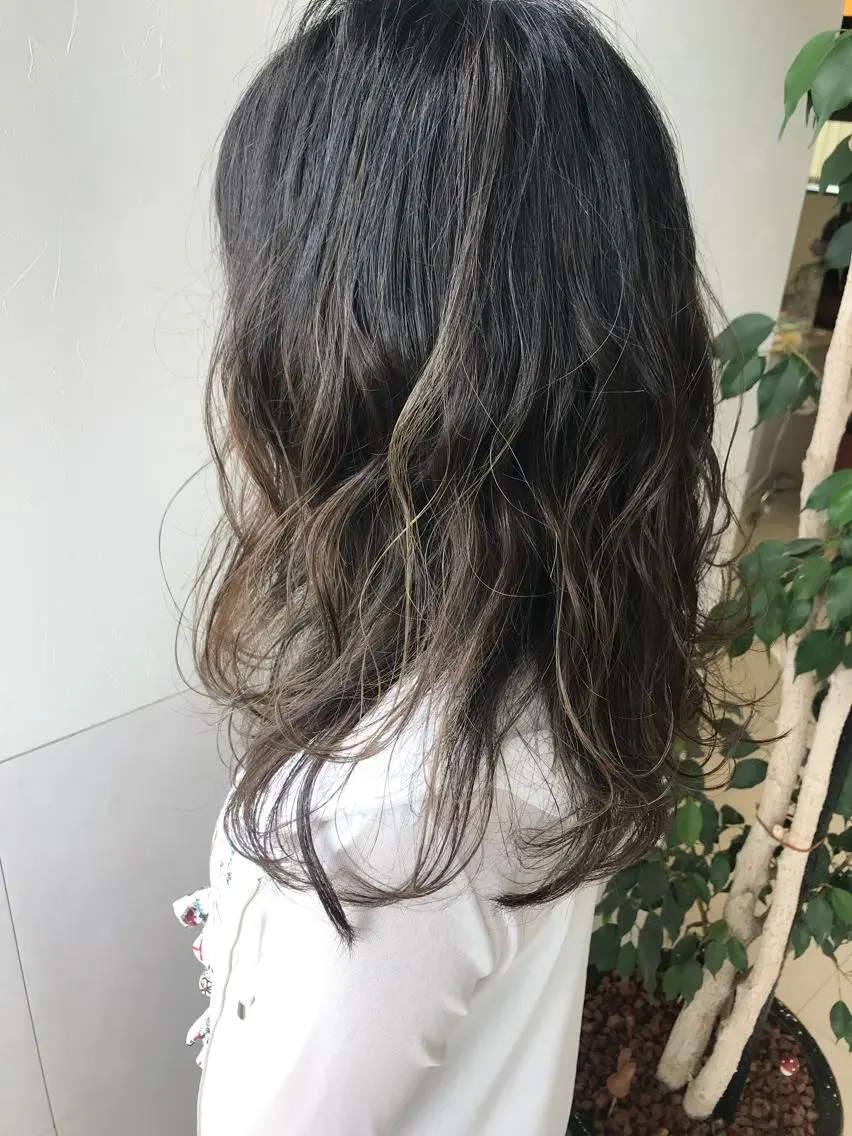 ロング カラー ブリーチ グラデーションカラー グレージュ ハイライトカラー ハイライト カット ヘアカラー Oopsレイヤー 加藤澄都のヘアスタイル