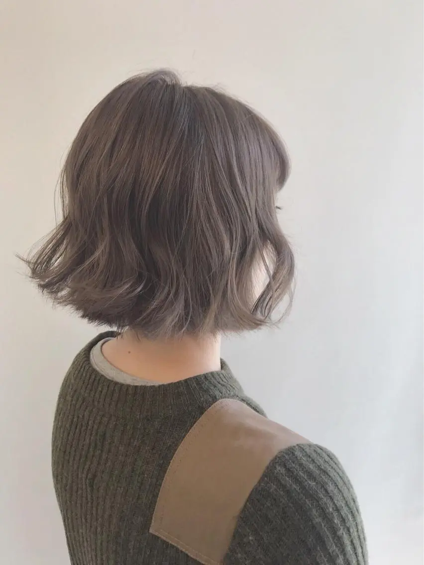 ショート カラー ベージュカラー ブリーチ ミルクティーベージュ ぱつっとボブ/ 小野あかねのヘアスタイル