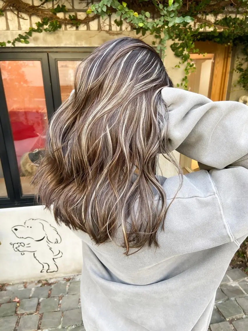 セミロング 白いハイライト🤍 タナカリョウスケのヘアスタイル