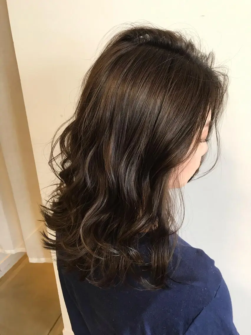 セミロング カラー ベージュカラー グレージュ ハイライトカラー カーキグレージュ ハイライト カット ヘアカラー トリートメント デザインカラー🌈 高木リョウのヘアスタイル