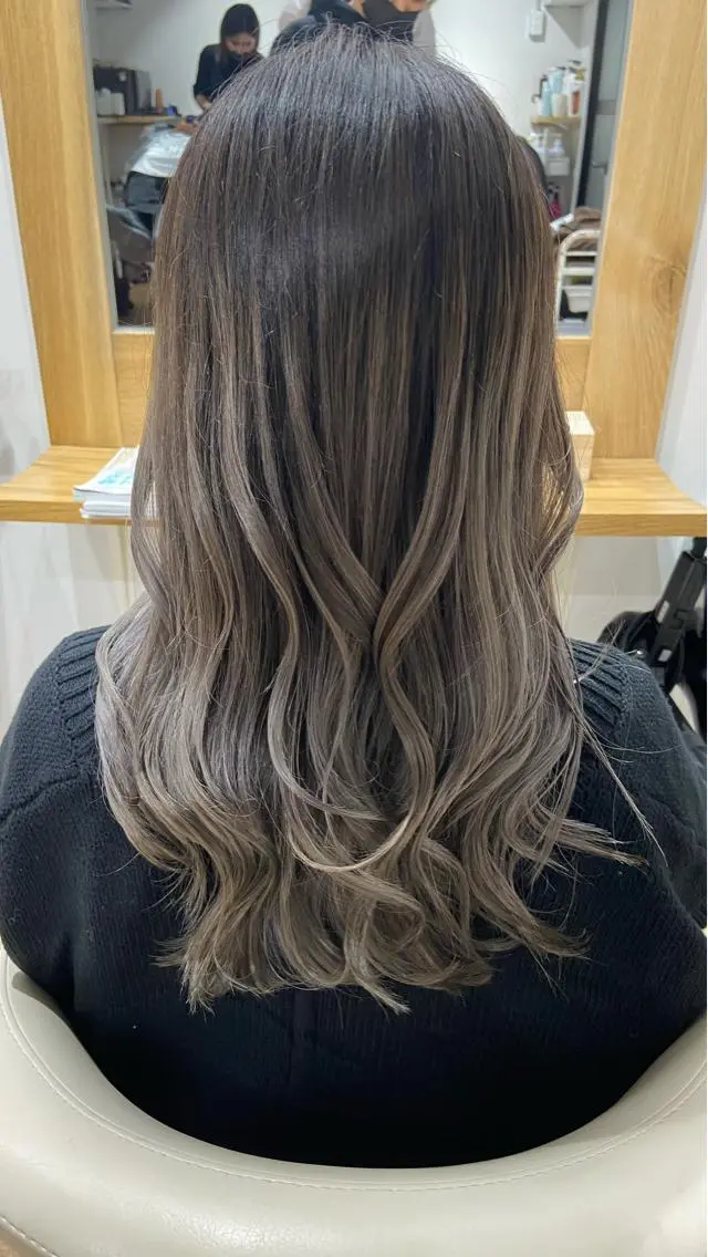 セミロング カラー バレイヤージュ ブリーチ デザインカラー ダブルカラー グラデーションカラー Kensho 京都駅 ケアブリーチのヘアスタイル
