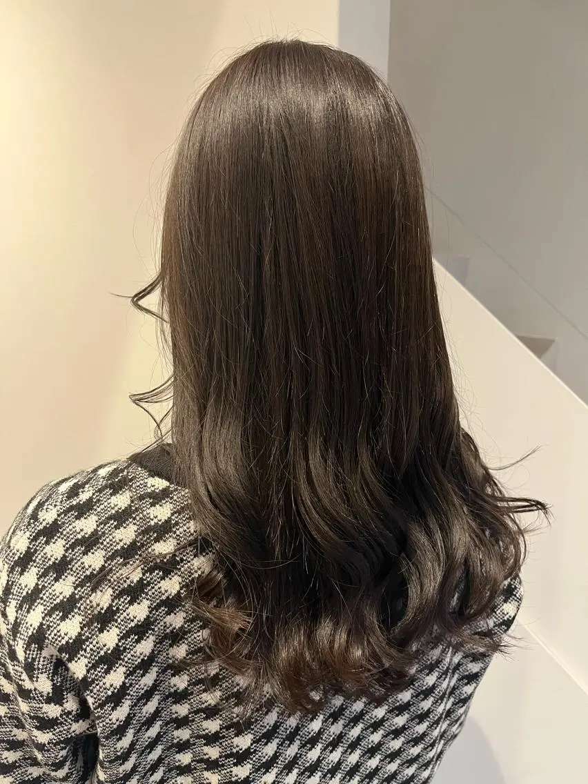 ロング カラー ブリーチ グレージュ ブリーチなしカラー 三好 菜月のヘアスタイル
