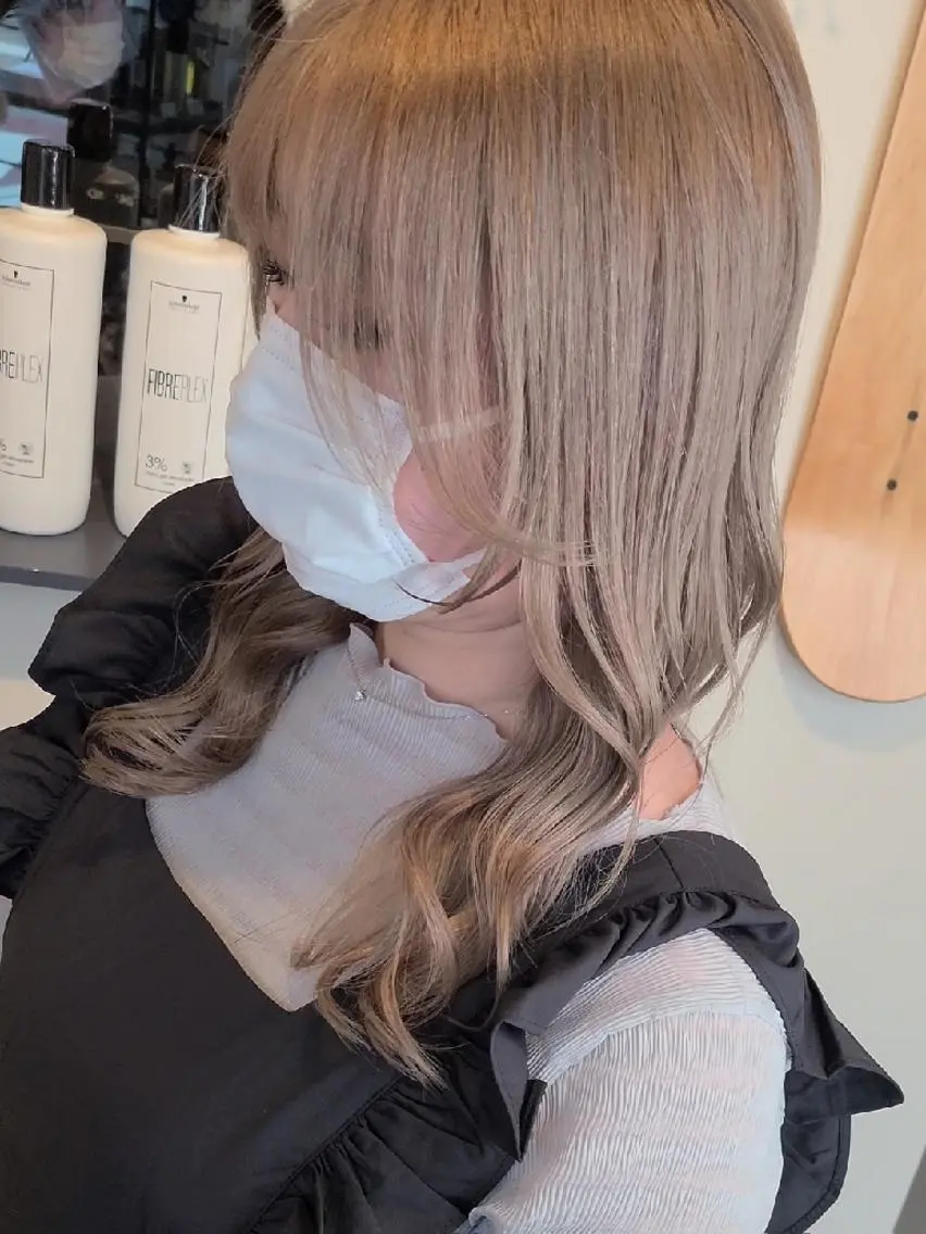 セミロング ヘアカラー トリートメント ブリーチカラー🌈 嘉名 真樹のヘアスタイル