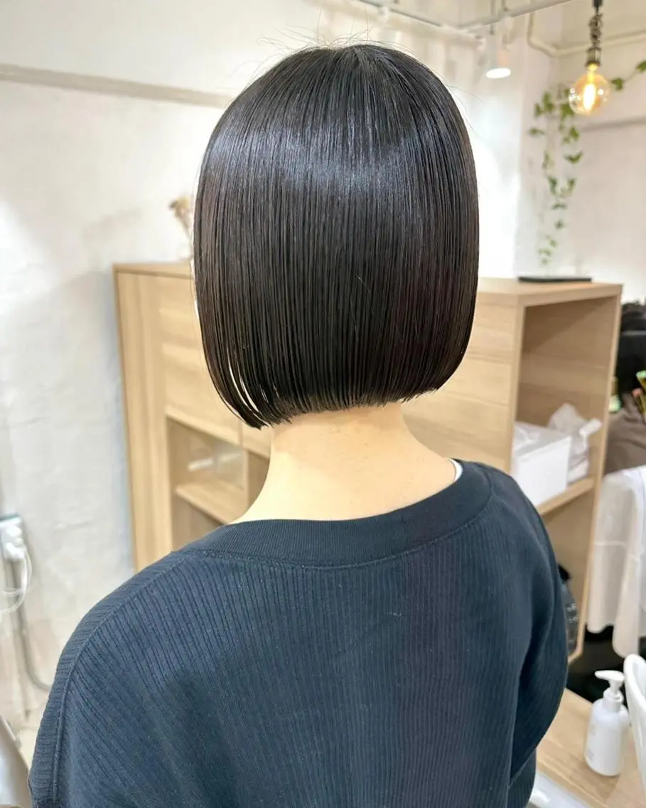 ショート カラー パーマ 切りっぱなしボブ 前下がりボブ ショートボブ 黒髪 イヤリングカラー 髪質改善 縮毛矯正/ レイヤー/銀座/本木のヘアスタイル
