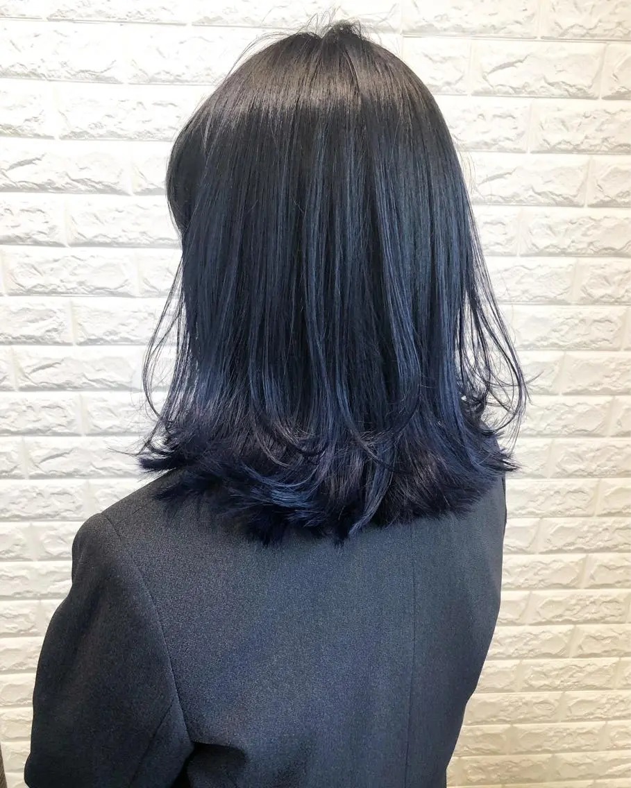 ミディアム カラー グラデーションカラー ネイビーカラー 西本 夏美のヘアスタイル