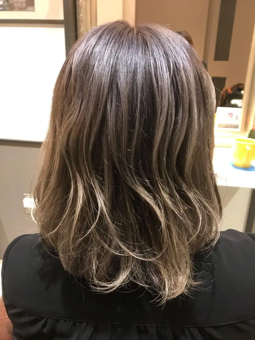 ミディアム カラー アッシュ ミルクティーアッシュ ヘアカラー トリートメント Avery SHINのヘアスタイル