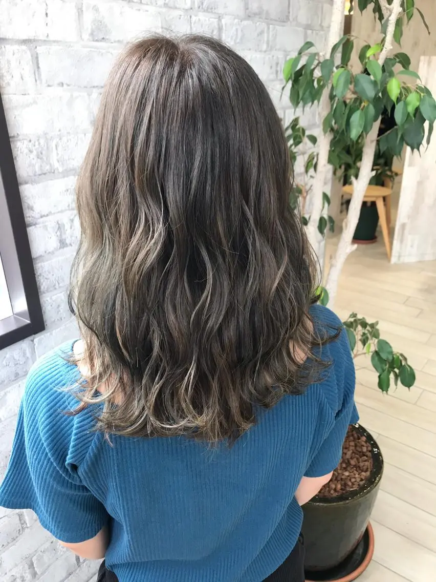 セミロング カラー アッシュ 透明感カラー ハイライトカラー 3Dハイライト 外国人風カラー カット ヘアカラー Oopsレイヤー 加藤澄都のヘアスタイル