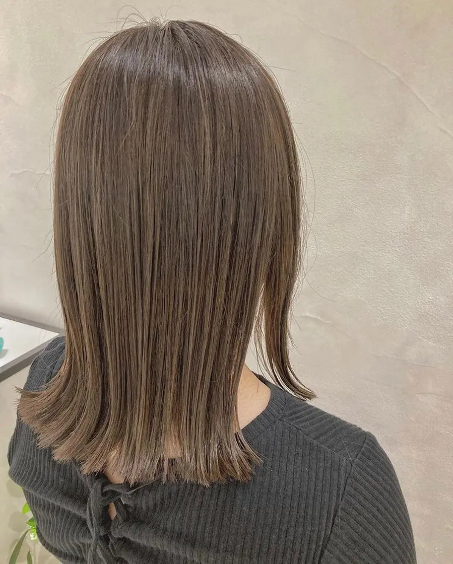 ミディアム カラー ヘアアレンジ アッシュ ブリーチ グレージュ ミルクティーグレージュ ブリーチなしカラー エグチ アキラのヘアスタイル