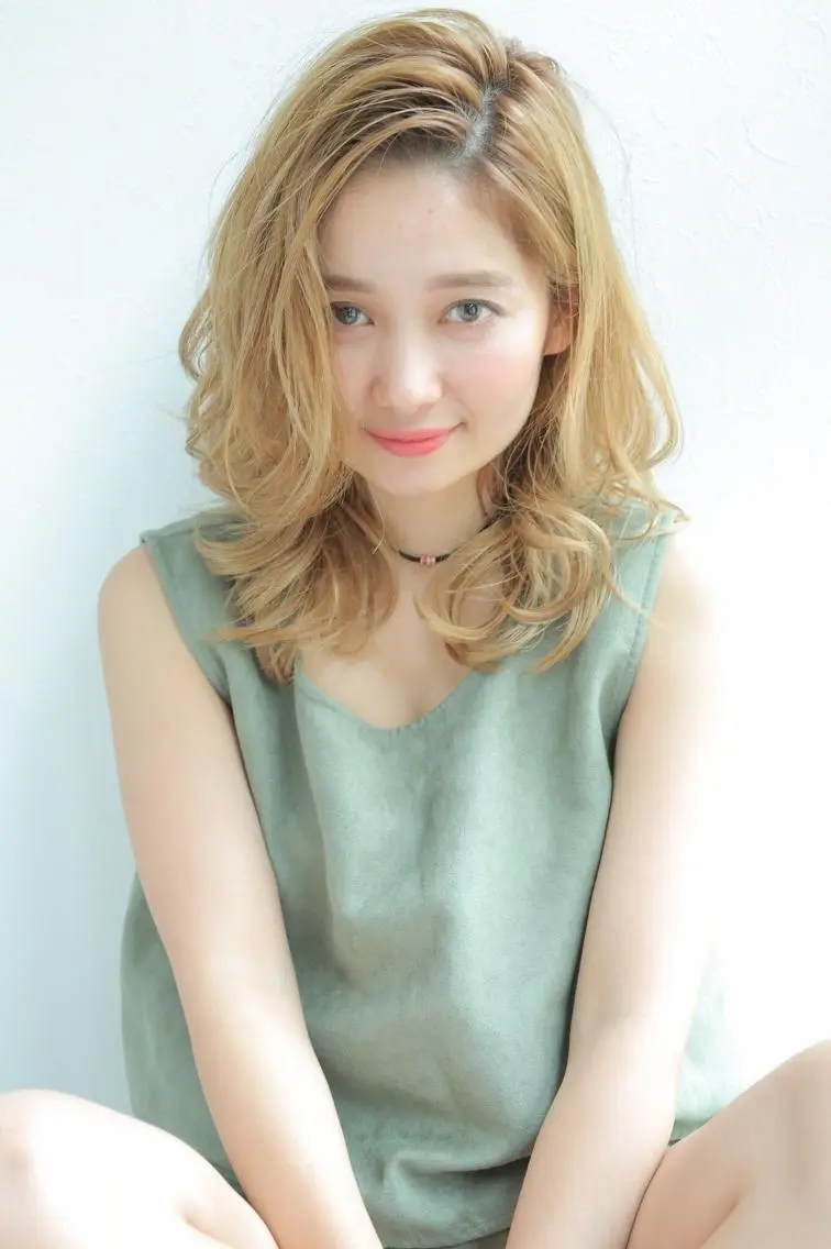 カラー ハイトーンブリーチ 土坂 由志【京都】のヘアスタイル