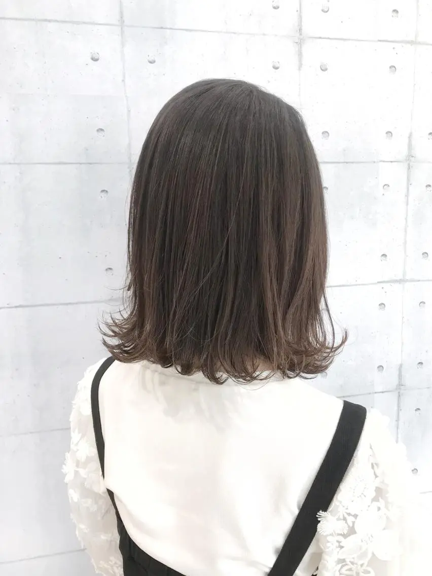 ミディアム カラー 切りっぱなしボブ アッシュ ベージュカラー ボブ カット ヘアカラー 高木 麻知子のヘアスタイル