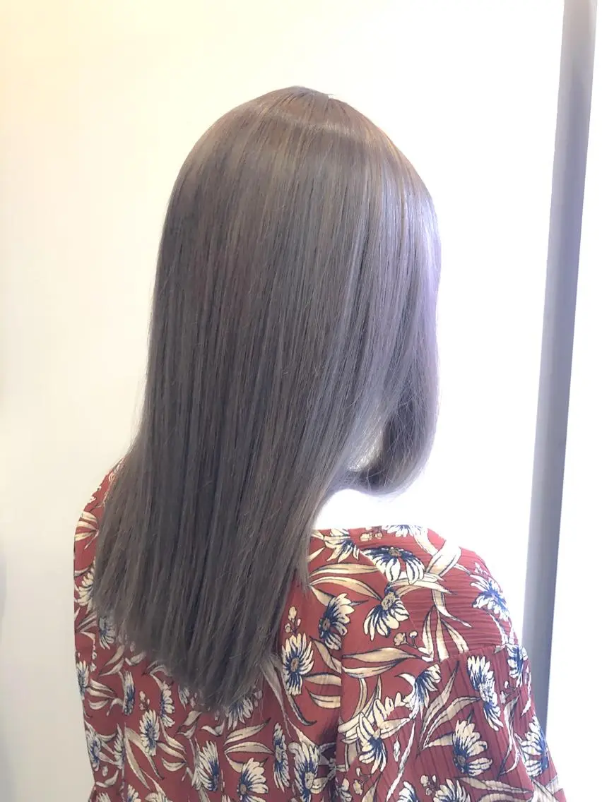 ミディアム カラー シルバー 中東 真子のヘアスタイル