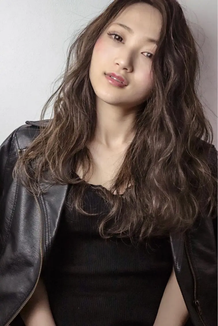 ロング 佐山 眞紀のヘアスタイル