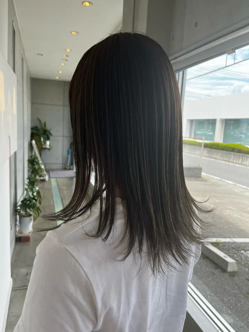 ミディアム アッシュ おせ ちさとのヘアスタイル