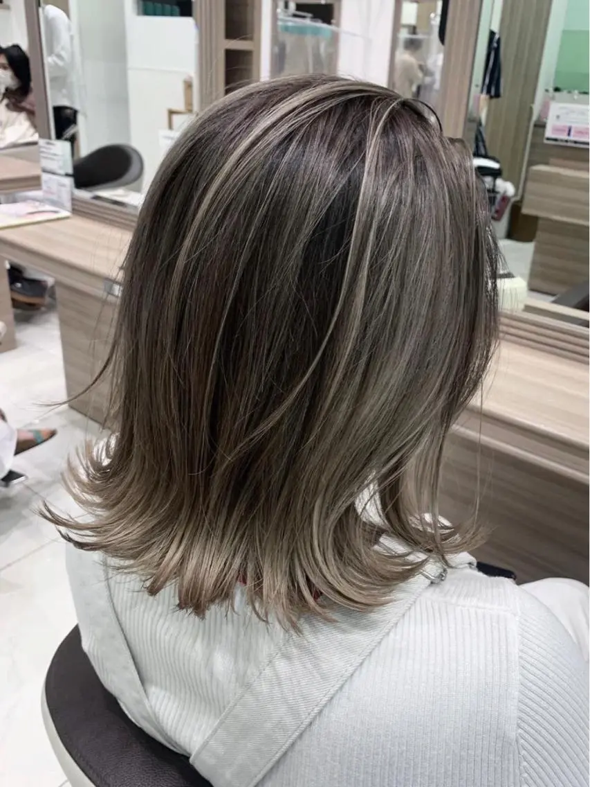 ミディアム ハイライト Ash 亀戸店 岸田奈々👧🏻のヘアスタイル