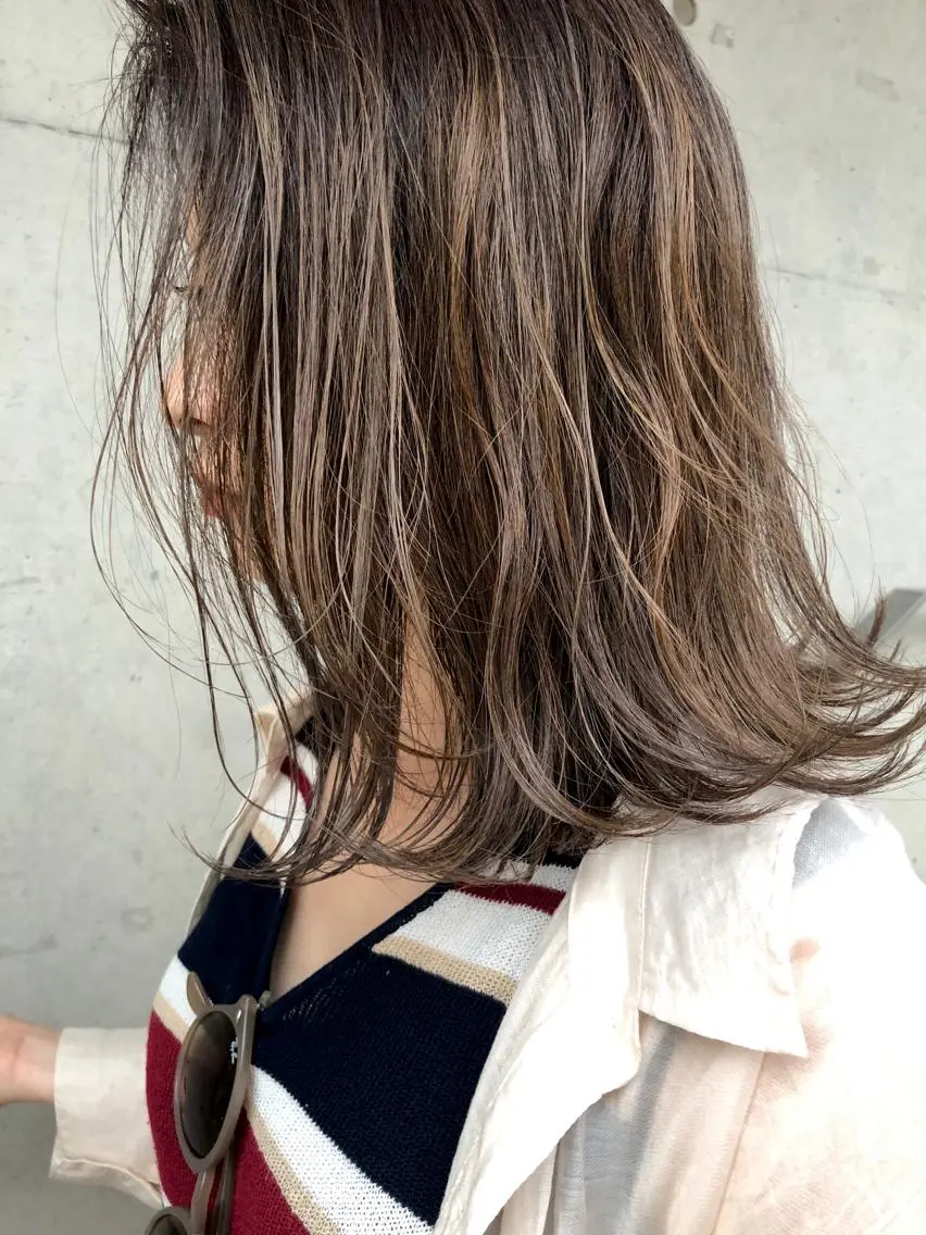 カラー ハイライトカラー 顔まわりレイヤー デザインカットのヘアスタイル
