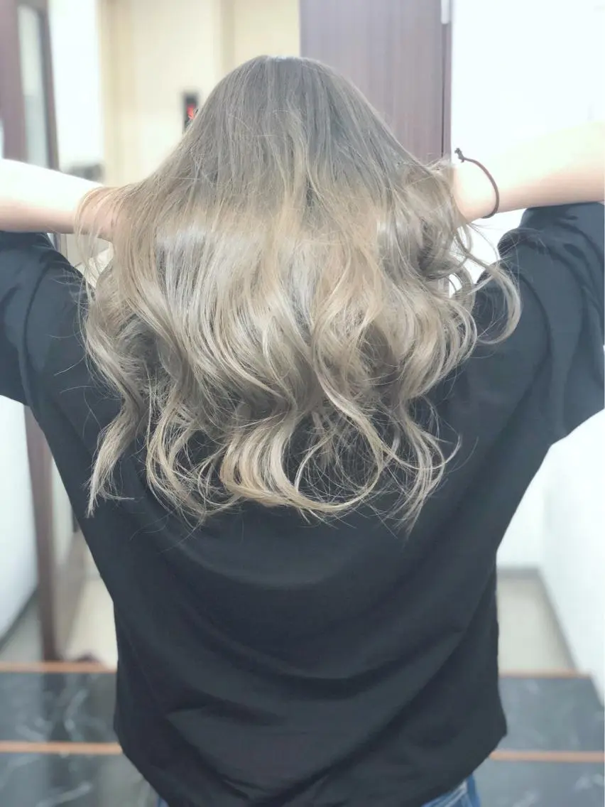 ロング カラー グラデーションカラー ヤナ マネージャーのヘアスタイル