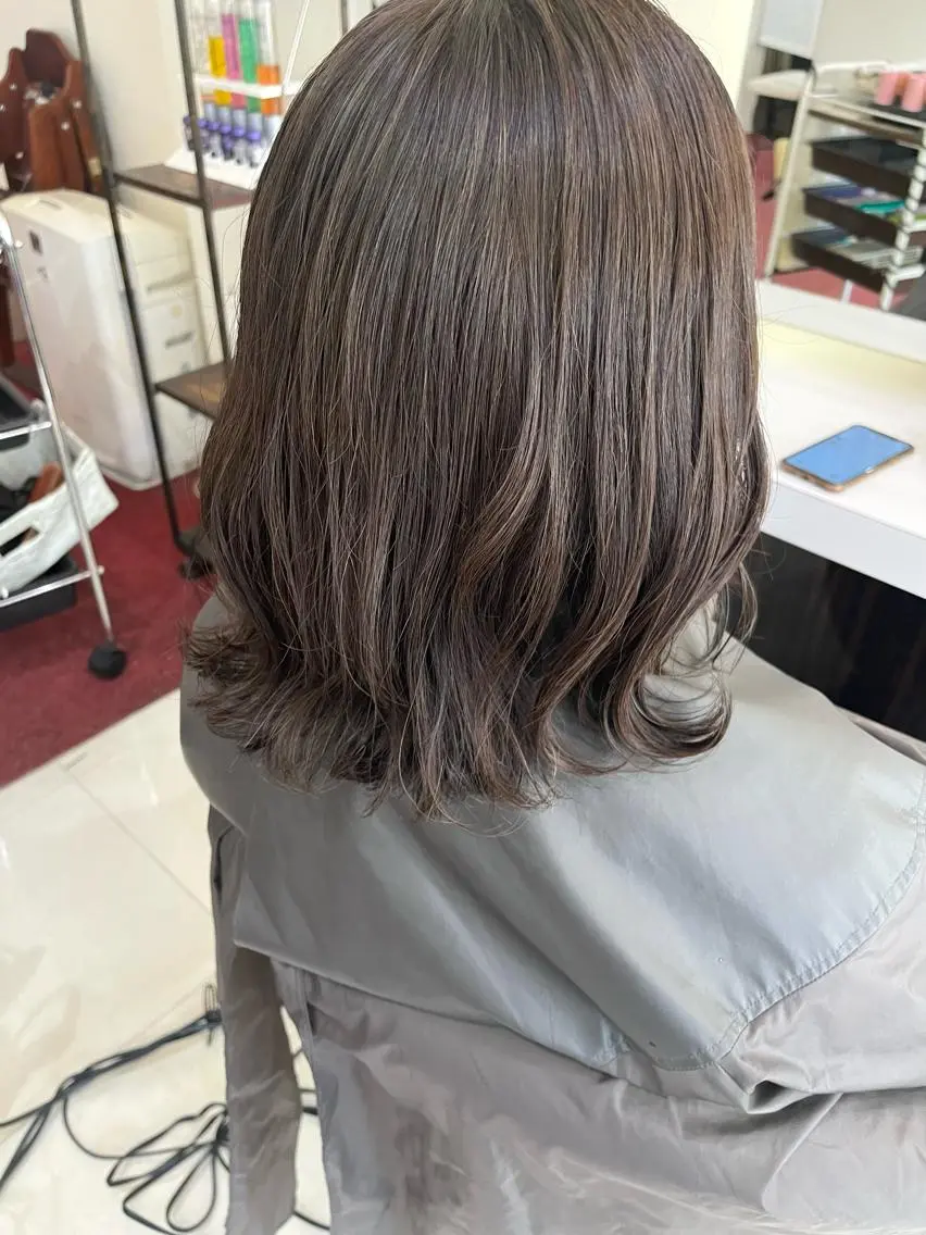 カラー グレージュ ハイライトカラー カーキグレージュ ヘアカラー mickey Yuinaのヘアスタイル