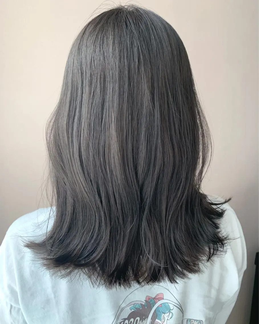 セミロング カラー アッシュ アッシュグレー ブリーチ ブリーチなしカラー hubhair レイヤー/透明感のヘアスタイル