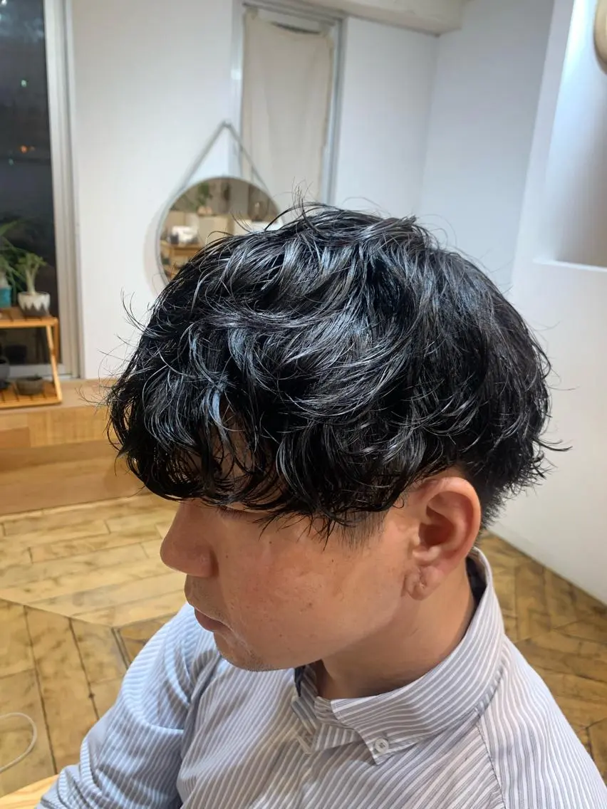 ミディアム パーマ メンズ ミディアムパーマ メンズブリーチ センターパート フェードカット メンズハイライト メンズStylist 山根慧のヘアスタイル