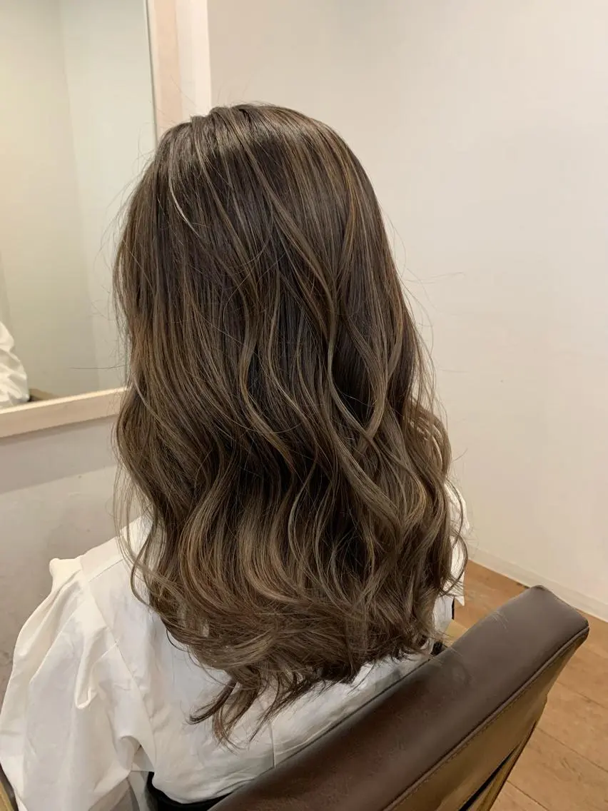 セミロング カラー バレイヤージュ グレージュ レイヤーカット NUMBER 天王寺 🌼yuriのヘアスタイル