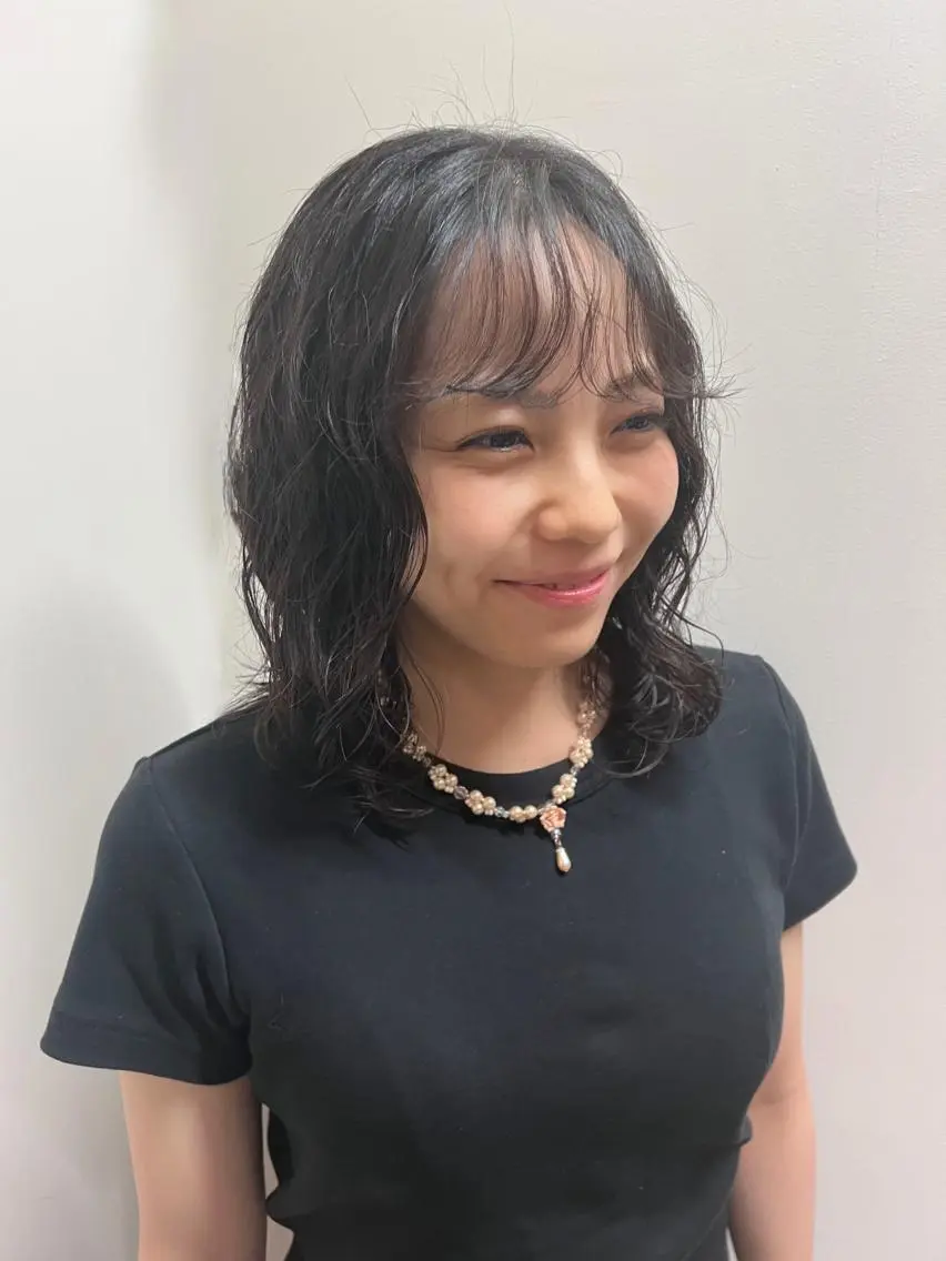 ミディアム パーマ アイブロウ カット パーマ Lisa 海外風スパイラルのヘアスタイル