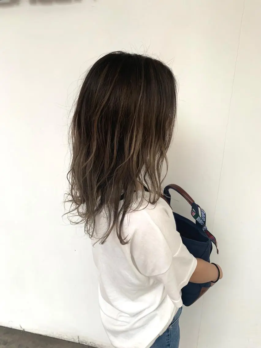 ミディアム カラー バレイヤージュ ブリーチ レイヤーカット 東條 克義のヘアスタイル