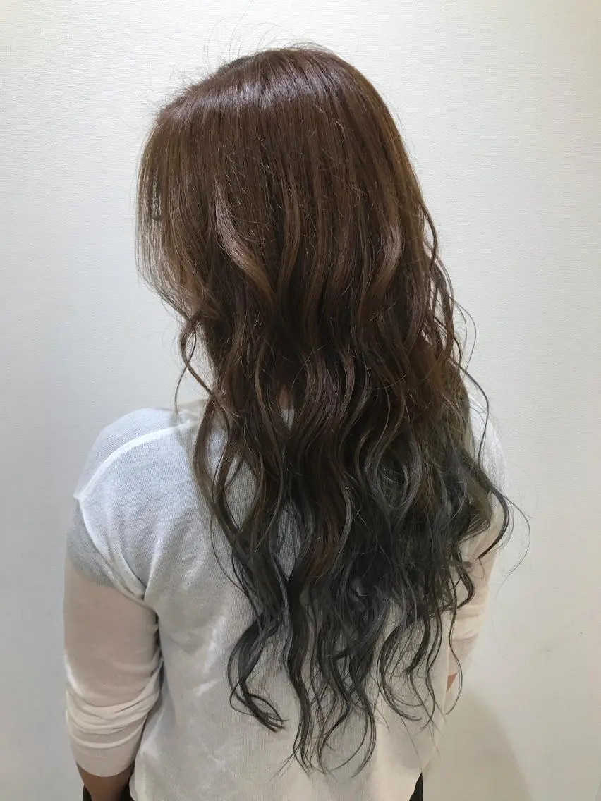 ロング カラー ブルーカラー グラデーションカラー 清藤綾/脱白髪染め 白髪ぼかしハイライトのヘアスタイル