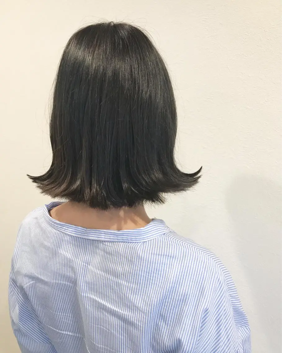ショート カラー 黒髪 ブルーカラー ブルーブラック エイト ウメダのヘアスタイル