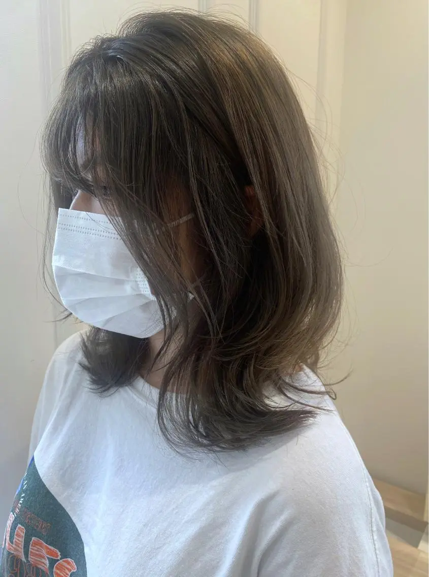 ミディアム カラー グレージュ オリーブグレージュ オリーブグレー 小顔レイヤー/ ベージュ🤍Rieのヘアスタイル