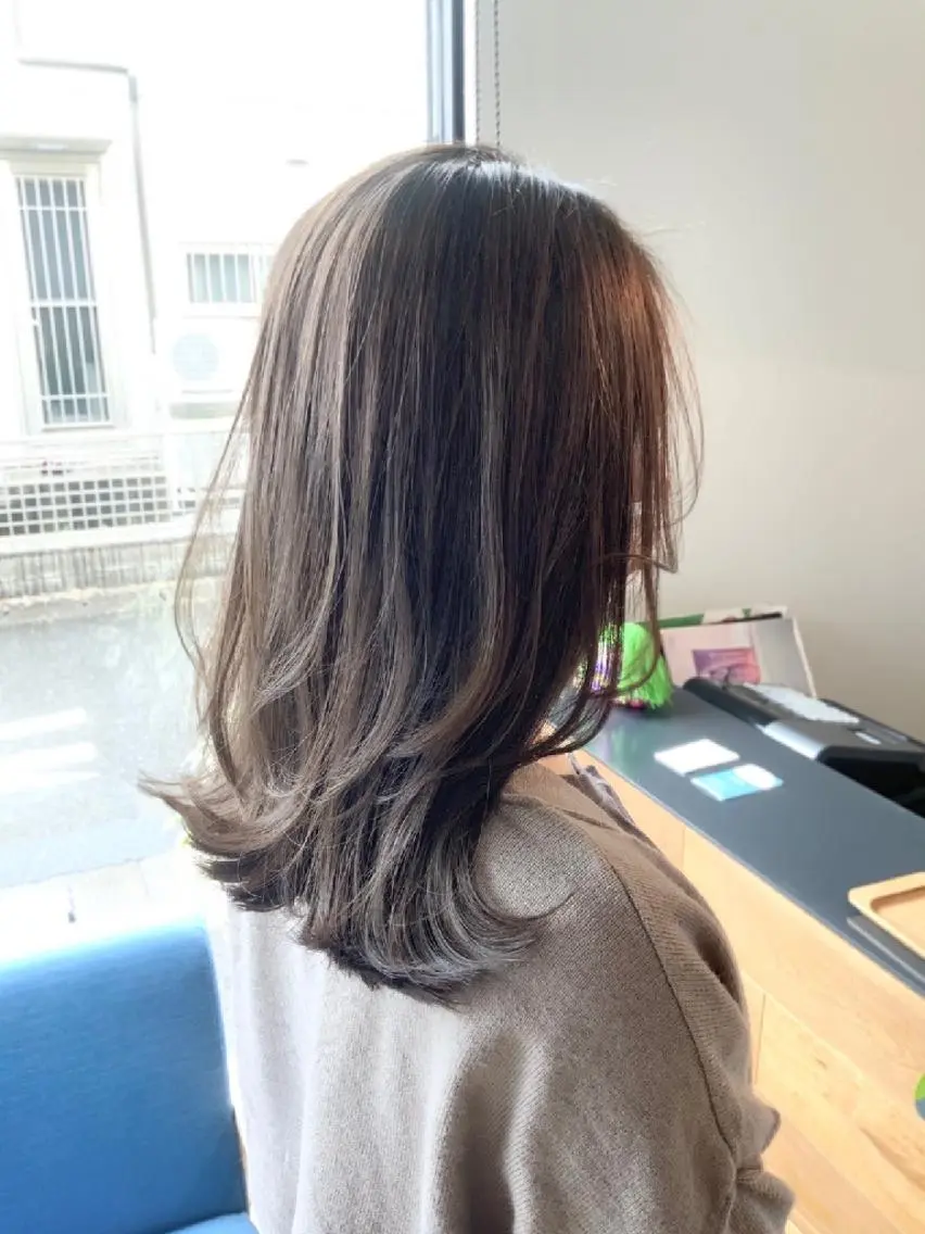 ミディアム カラー グレージュ くびれヘア レイヤーカット ヘアカラー トリートメント 堀 望美のヘアスタイル