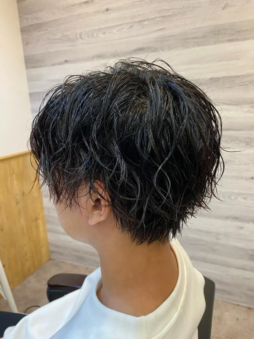ショート パーマ メンズ センターパート メンズパーマ ツイストスパイラルパーマ スパイラルパーマ 佐藤祐輔 メンズパーマのヘアスタイル