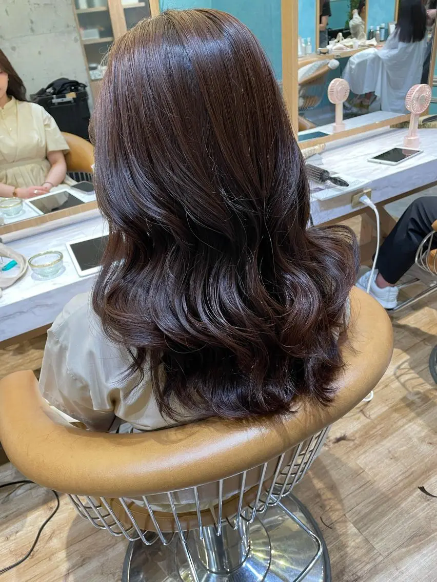 ミディアム カット ヘアカラー トリートメント 山本翔一郎 韓国顔周りレイヤーのヘアスタイル