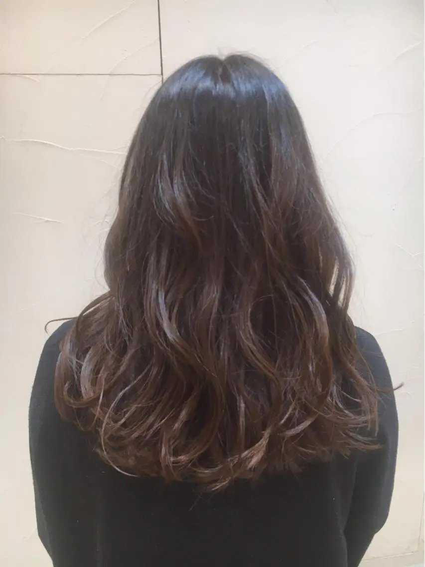 セミロング カラー パーマ ハイライトカラー ハイライト ニュアンスパーマ ミドウチ アヤカのヘアスタイル