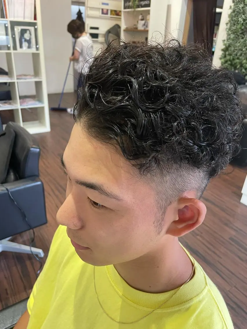 パーマ メンズ メンズブリーチ フェードカット メンズハイライト メンズインナーカラー マッシュ シンヤヘアーズ 泉大津本店のヘアスタイル