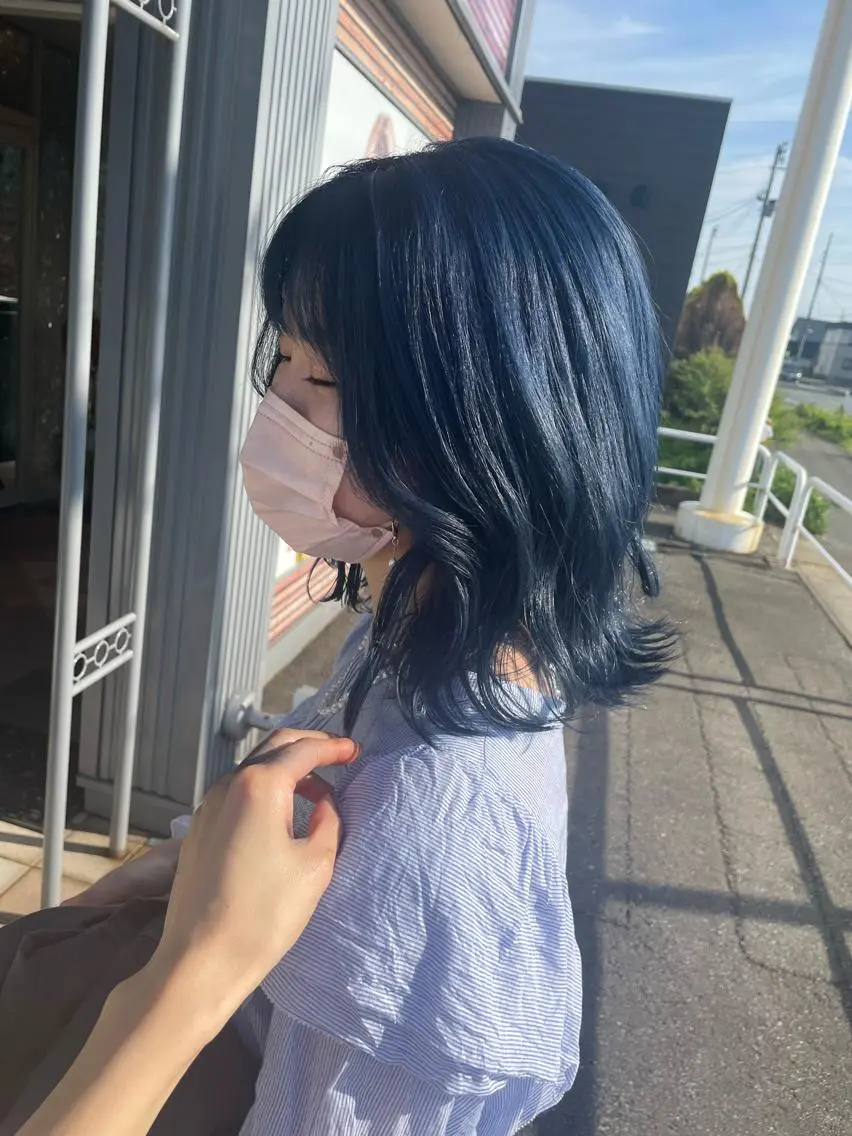 セミロング カラー ブリーチ ブルーカラー カット ヘアカラー 佐々木 麻純のヘアスタイル
