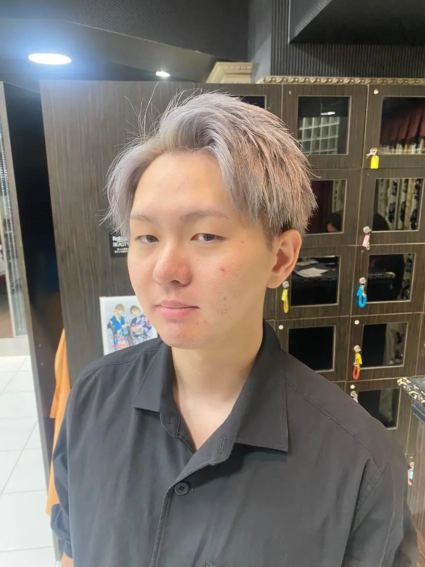 カラー メンズ アッシュ シルバー シルバーアッシュ グレージュ達人/赤み 消し/ブリーチ/岩崎のヘアスタイル