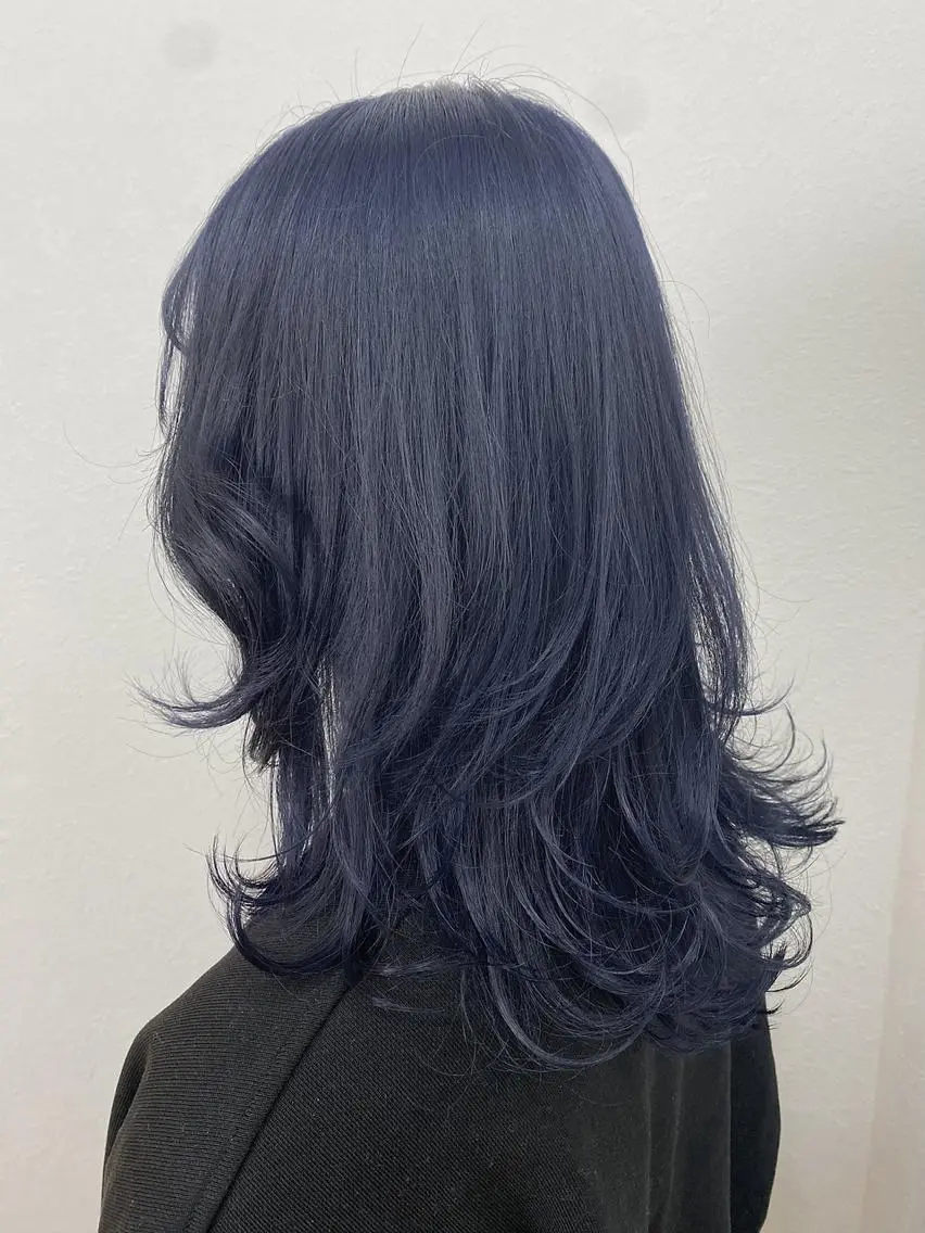 セミロング カラー 黒髪 ブルーカラー ブルーブラック MANAMI 🥀ウルフカットのヘアスタイル