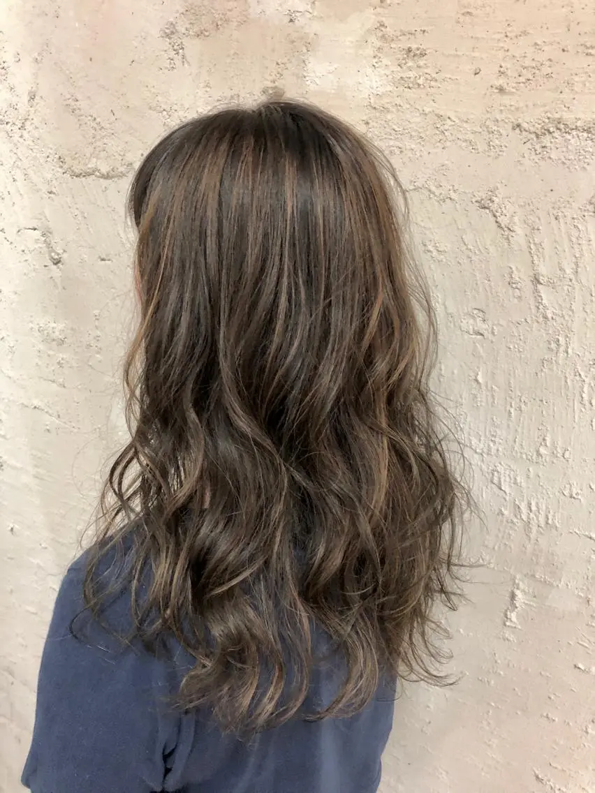 ロング カラー グレージュ ハイライトカラー イルミナカラー ハイライト 桐原 竜也のヘアスタイル