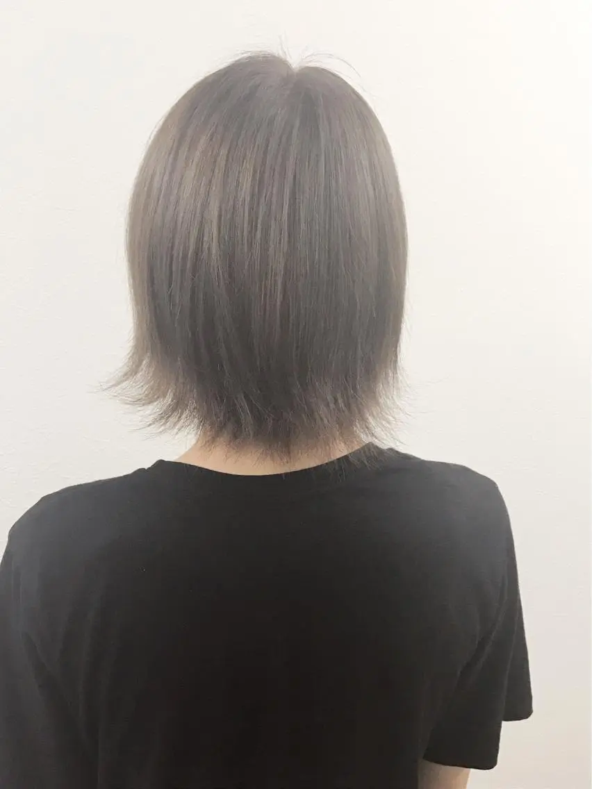 ショート カラー アッシュ ベージュカラー ヤナ マネージャーのヘアスタイル