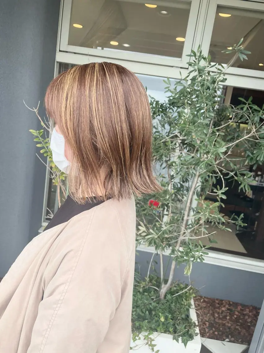 ミディアム カラー ハイライトカラー ハイライト ヘアカラー 佐々木 麻純のヘアスタイル