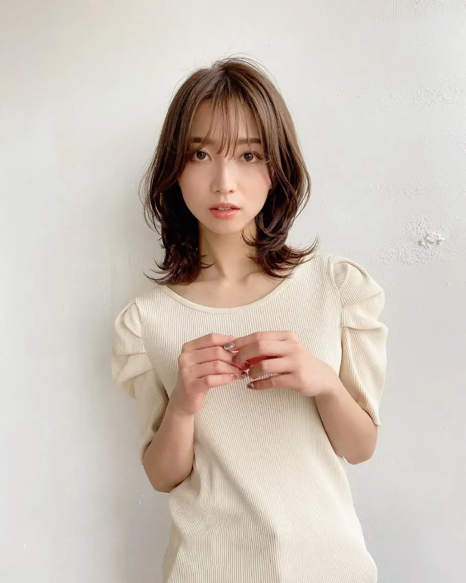 ミディアム くびれヘア レイヤーカット 鎌倉 彩のヘアスタイル
