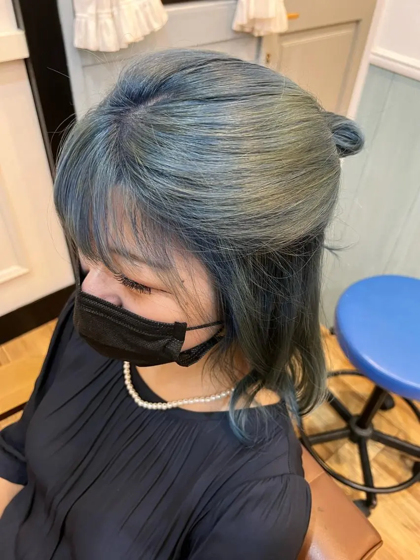 セミロング カラー ブルーカラー 🐰ハイトーンカラー 畠山 渡🐰のヘアスタイル