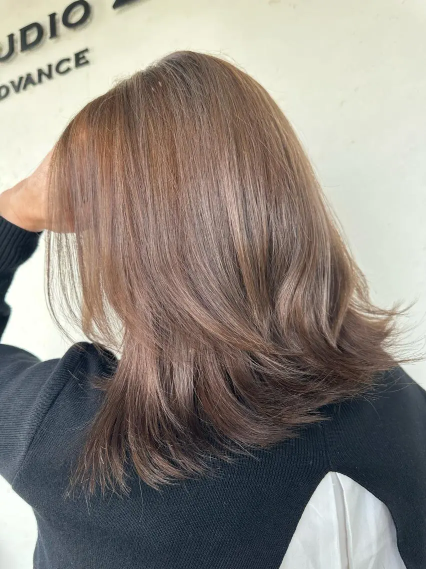 ミディアム カラー お団子ヘア アッシュ バレイヤージュ ブルーカラー ダークアッシュ うる艶カラー美容師 ayumiのヘアスタイル