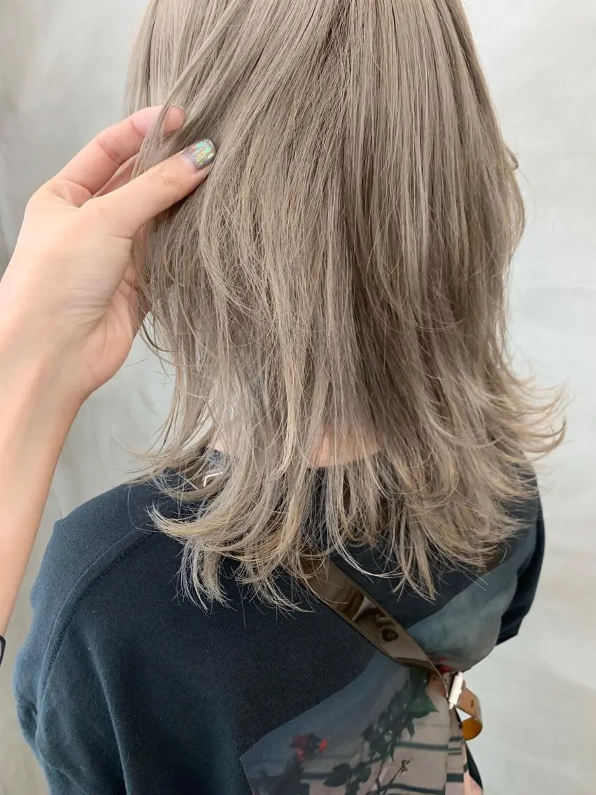 セミロング カラー ブロンド ウルフカット 🐝 hachi🐝のヘアスタイル