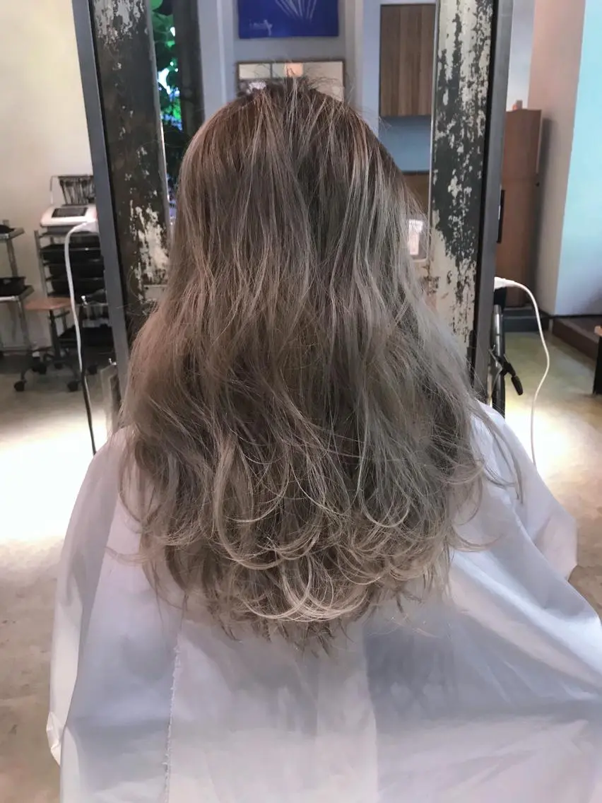 セミロング カラー バレイヤージュ グレージュ ミルクティーグレージュ レイヤーカット ヘアカラー トリートメント ケア剤オタク×海外 ヘア長谷川裕起のヘアスタイル