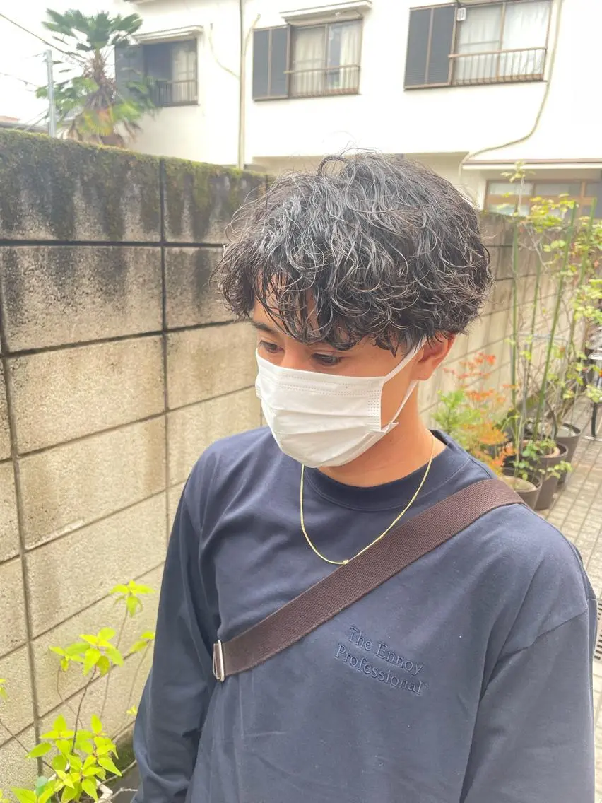 ショート カラー パーマ ヘアアレンジ メンズ アイブロウ センターパート メンズハイライト メンズハイトーン マッシュウルフ マッシュ カット パーマ トリートメント ヘッドスパ ヘアセット スパイキー/フェザー /波巻き/かいとのヘアスタイル