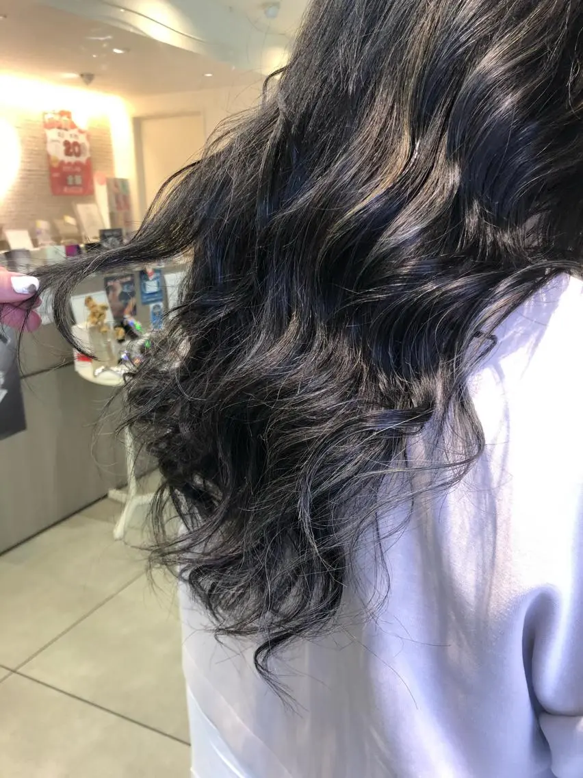 ロング カラー 黒髪 ハイライトカラー ハイライト ヘアカラー トリートメント 松佐 ゆかりのヘアスタイル