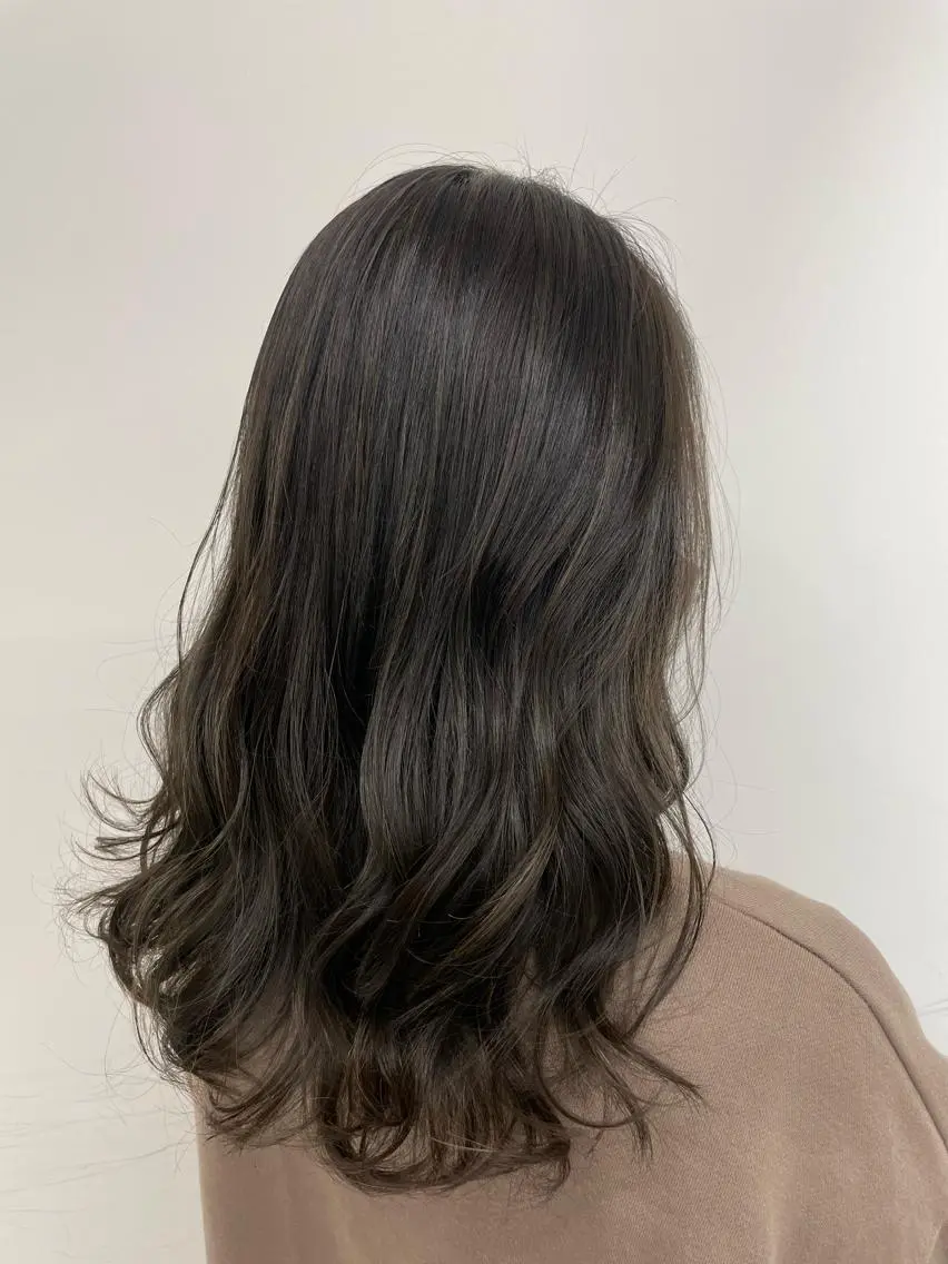 セミロング カラー オリーブグレー ひろせ かなのヘアスタイル