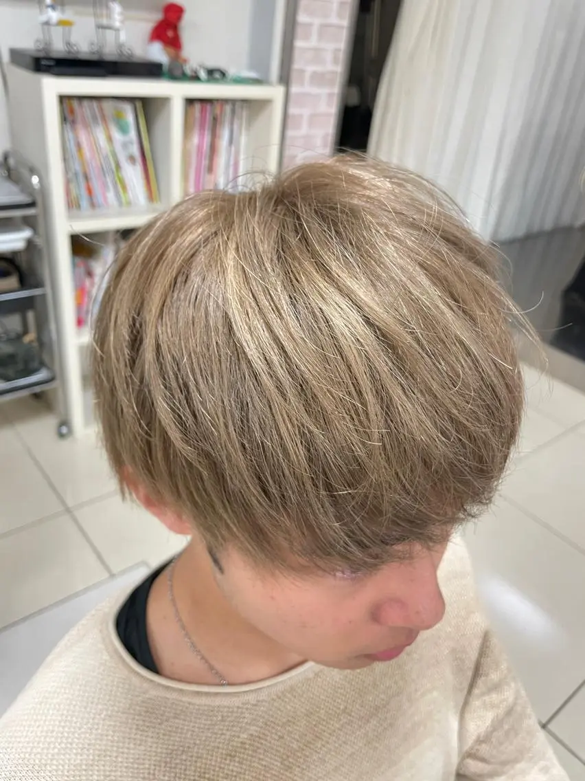 メンズ メンズバレイヤージュ メンズブリーチ メンズハイライト メンズハイトーン 齋藤 尋真のヘアスタイル