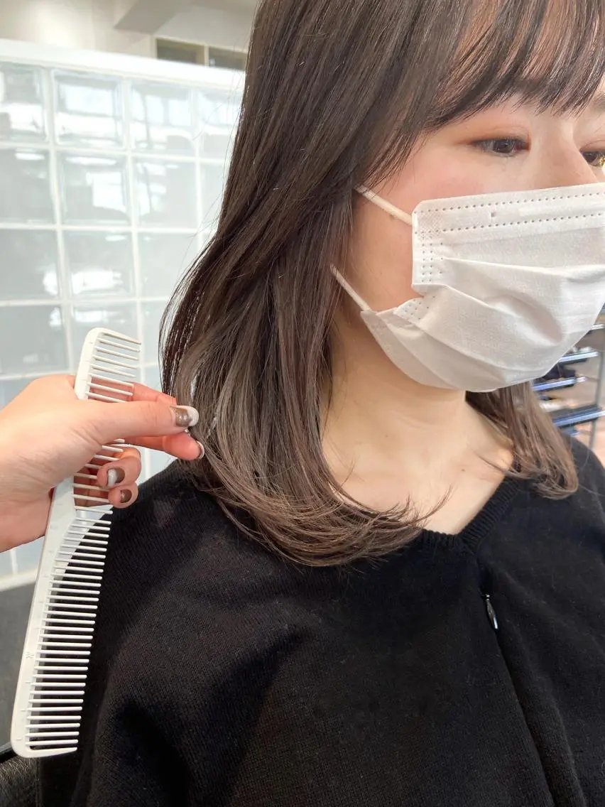 セミロング shiori ベージュカラーのヘアスタイル